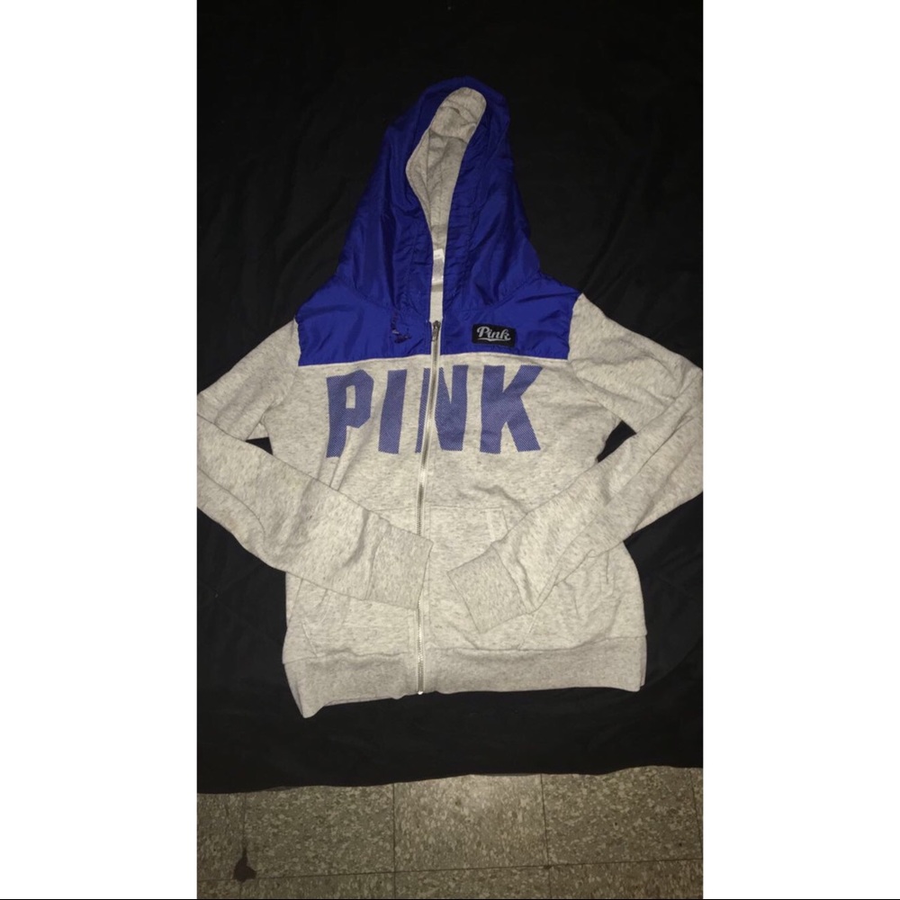 I’m selling these 3 sweaters . Blue pink / 20$